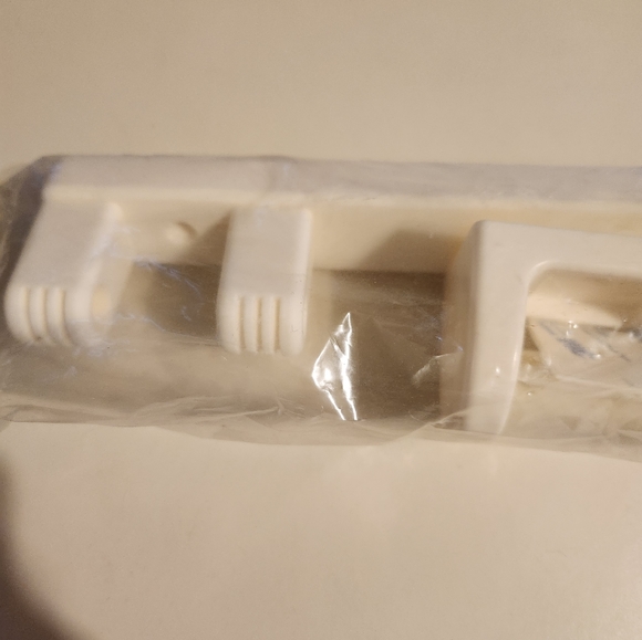 3M Plastic Bath Towel Rack - Picture 2 of 5